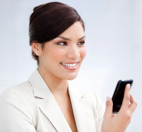 Mulher de negócios radiante usando um telefone celular — Fotografia de Stock