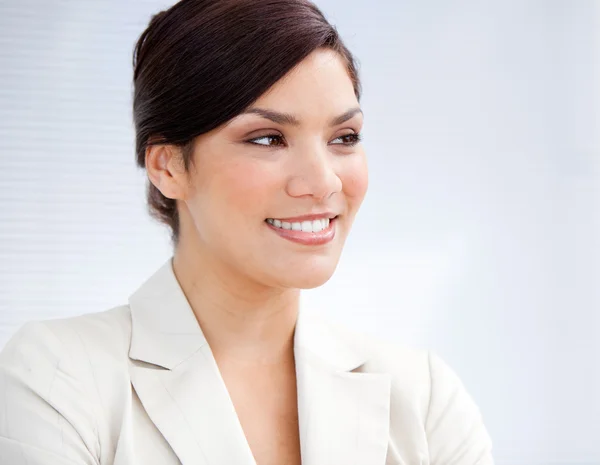 Портрет уверенной деловой женщины, улыбающейся — стоковое фото