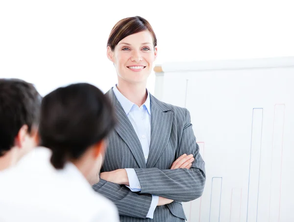 Retrato de uma empresária confiante fazendo uma apresentação — Fotografia de Stock