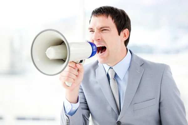 Ritratto di un uomo d'affari arrabbiato con un megafono — Foto Stock