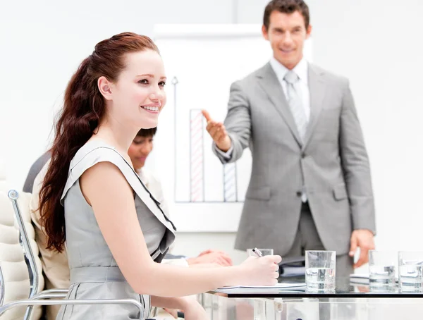 Retrato de una empresaria concentrada durante una reunión —  Fotos de Stock