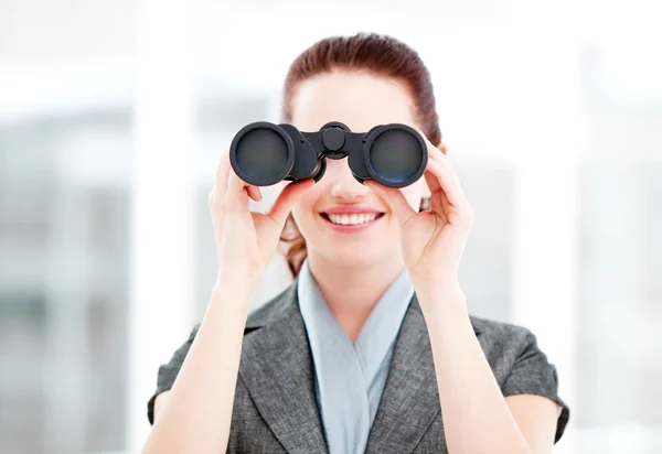 Attractive businesswoman using binoculars — Stock Photo, Image