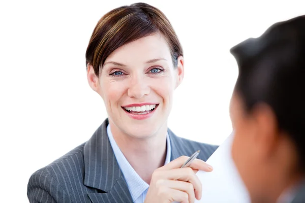 Retrato de uma empresária caucasiana conversando com seu colega — Fotografia de Stock