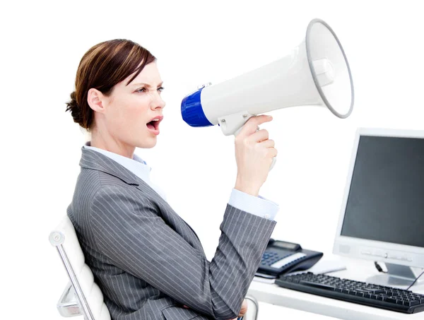 Ritratto di una donna d'affari arrabbiata con un megafono — Foto Stock