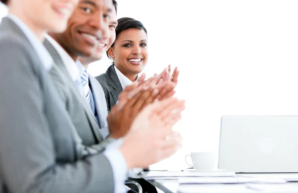 Närbild av ett multietniskt business team applåderar en presentati — Stockfoto