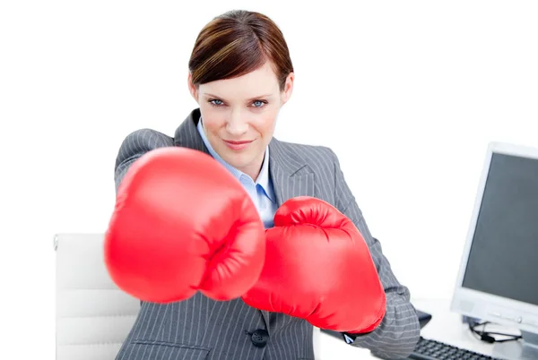 Уверенная деловая женщина, бьющая боксерскими перчатками — стоковое фото
