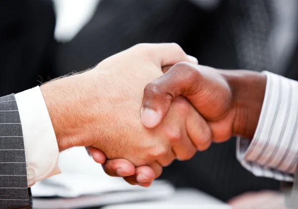 Primer plano de un apretón de manos entre dos empresarios — Foto de Stock