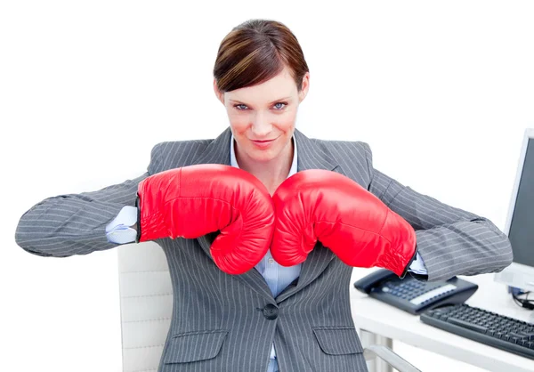Уверенная деловая женщина готовится к бою в боксёрских перчатках — стоковое фото