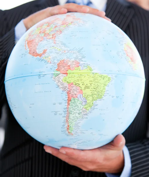 Close-up van een zakenman die houdt een globe — Stockfoto