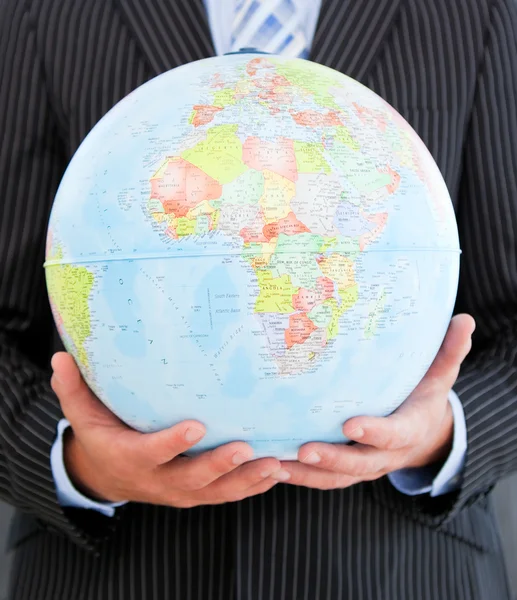 Primer plano de un hombre de negocios carismático sosteniendo un globo — Foto de Stock