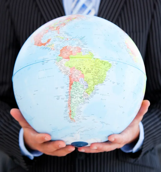Gros plan d'un homme d'affaires détendu tenant un globe terrestre — Photo
