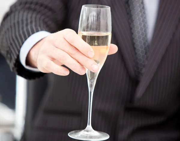 Gros plan d'un homme d'affaires célébrant un événement avec du champagne — Photo