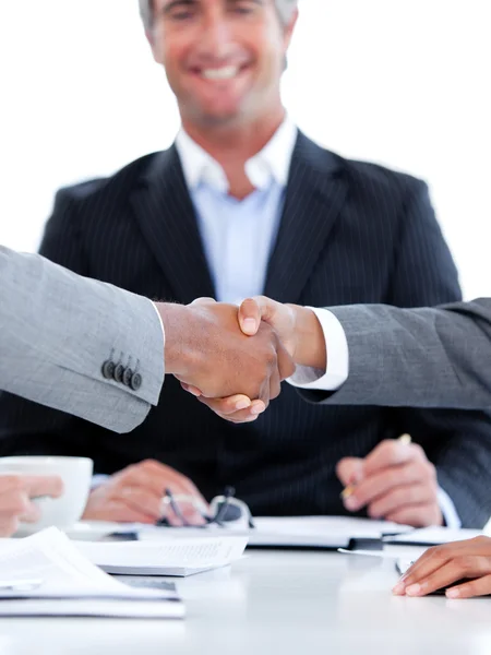 Närbild av ett handslag mellan två företagare framför t — Stockfoto