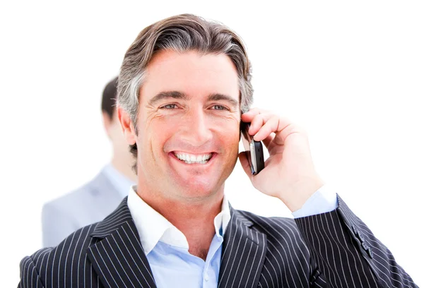 Χαμογελώντας επιχειρηματίας, μιλώντας στο τηλέφωνο — Φωτογραφία Αρχείου