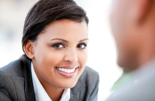 Portrait of a pretty businesswoman talking with her colleague — Stock Photo, Image