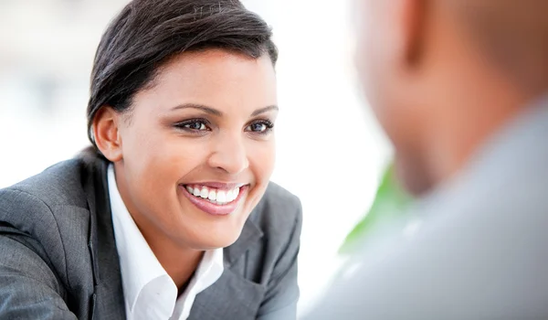 Портрет улыбающейся деловой женщины, разговаривающей со своим коллегой — стоковое фото