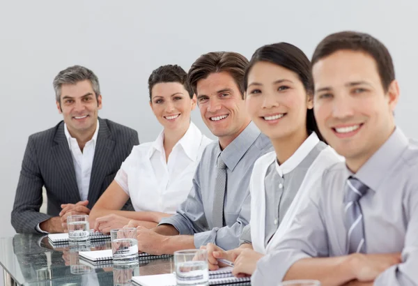 Sonriente negocio multiétnico en una reunión —  Fotos de Stock