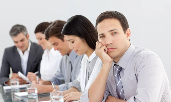 Empresário entediado em uma reunião — Fotografia de Stock