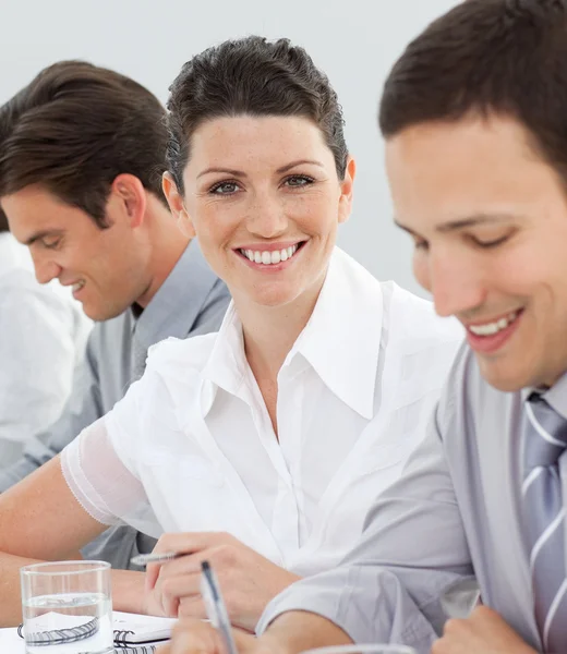 Empresária atraente em uma reunião com sua equipe — Fotografia de Stock