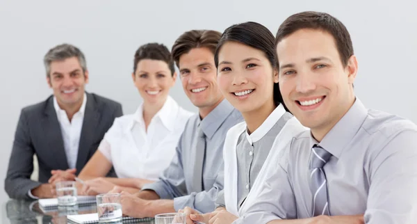 Bedrijfsgroep diversiteit in een vergadering tonen — Stockfoto