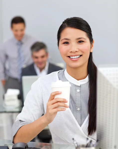 Mulher asiática bebendo café no escritório — Fotografia de Stock