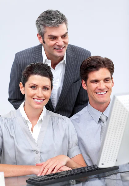 Charismatische businessteam werkt op een computer — Stockfoto