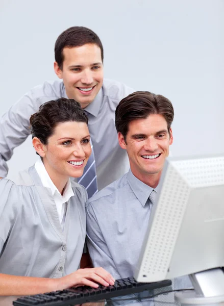 Gelukkig businessteam werkt op een computer — Stockfoto