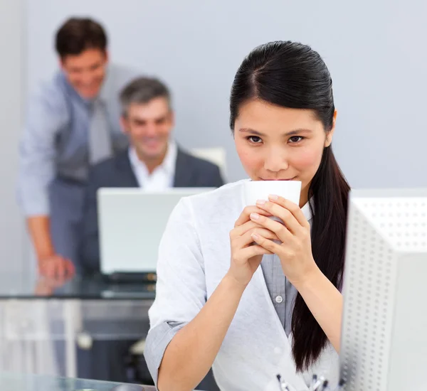 Bruna donna bere caffè in ufficio — Foto Stock
