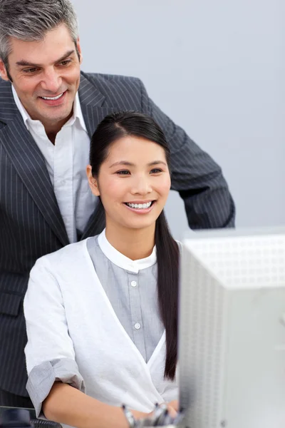 Glimlachende zakenvrouw helpen door haar manager — Stok fotoğraf