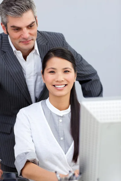 Lachen zakenvrouw helpen door haar manager — Stockfoto