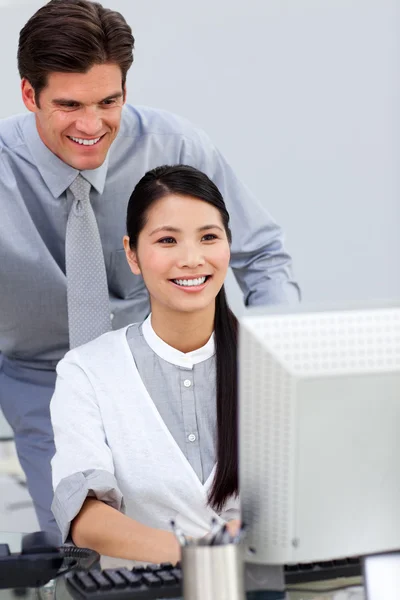 Cheerful businesswoman helping by her manager — Stock Photo, Image