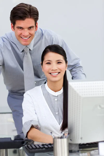 Mulher de negócios alegre ajudando por seu gerente — Fotografia de Stock