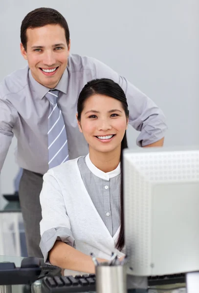 Atractiva mujer de negocios ayudando por su gerente —  Fotos de Stock