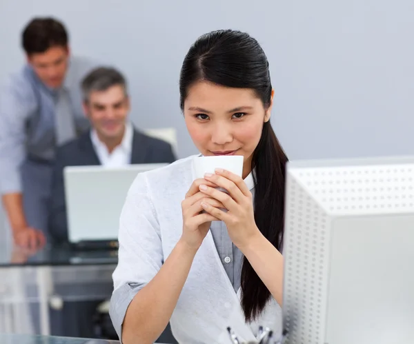Asertivní podnikatelka pití kávy v lavici — Stock fotografie