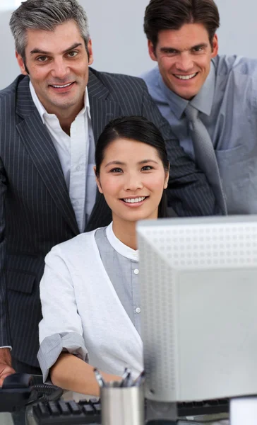Parceiros de negócios confiantes trabalhando juntos em um computador — Fotografia de Stock