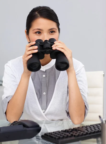Серйозна молода бізнес-леді використовує бінокль — стокове фото