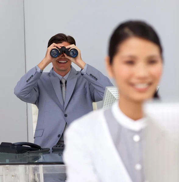 双眼鏡を使用して実業家の笑みを浮かべてください。 — ストック写真