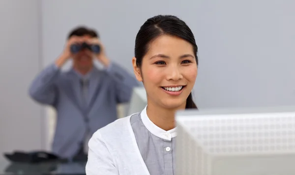 Businessman using binoculars in the background — Stock Photo, Image