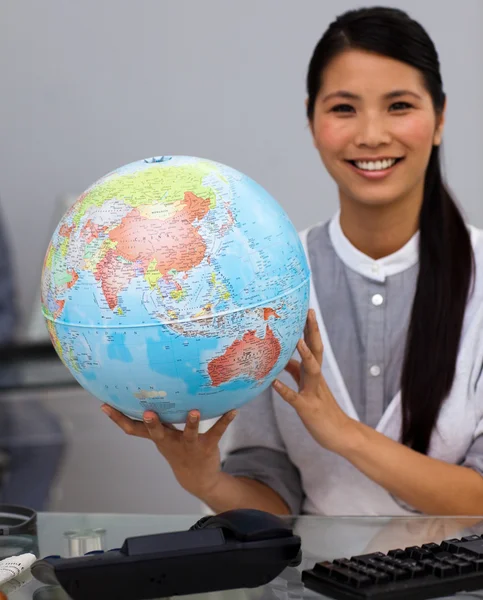 Iddialı bir iş kadını holding karasal globe — Stok fotoğraf