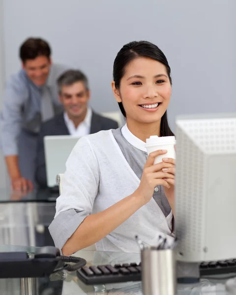 Jonge zakenvrouw drinken een kopje koffie op haar Bureau — Stockfoto