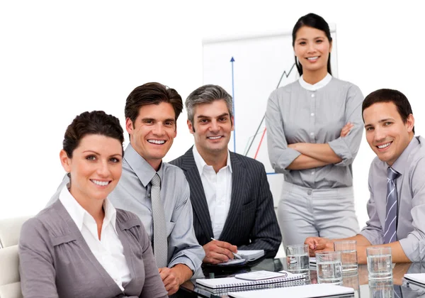 Porträt eines multiethnischen Geschäftsteams während einer Präsentation — Stockfoto