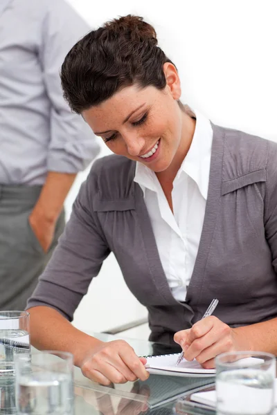 Attraktiva affärskvinna med anteckningar — Stockfoto