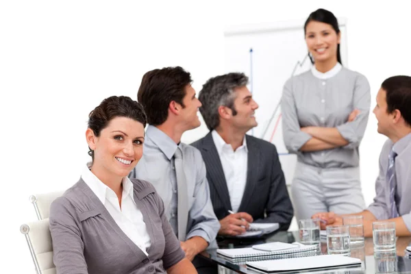 Портрет улыбающейся бизнес-команды во время презентации — стоковое фото