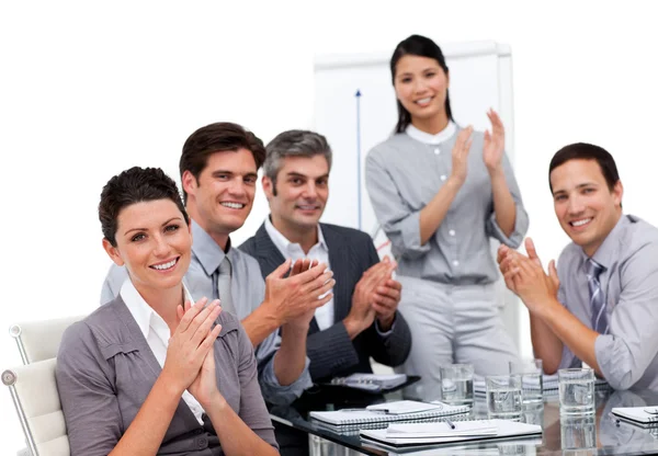 Entusiastiska businessteam applådera efter en presentation — Stockfoto