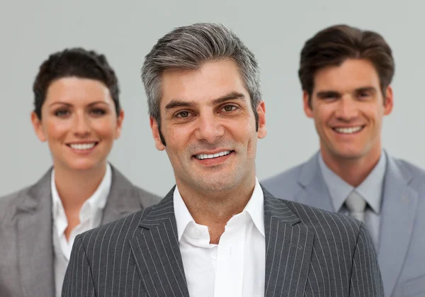Χαμογελώντας επιχειρήσεων συνεργάτες στέκεται σε μια γραμμή — Φωτογραφία Αρχείου