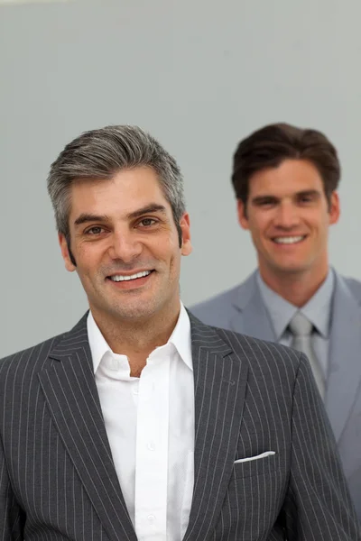Felices hombres de negocios seguidos —  Fotos de Stock