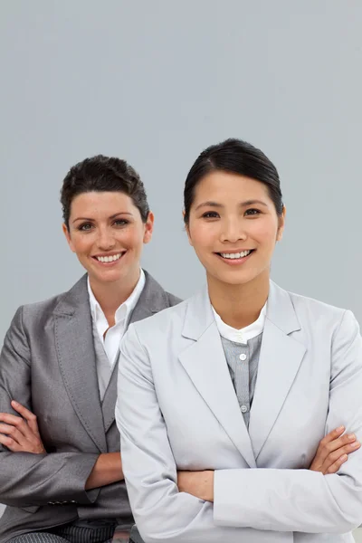 Donne d'affari fiduciose con braccia incrociate in piedi — Foto Stock