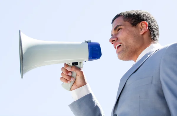 Uomo d'affari carismatico che urla attraverso un megafono — Foto Stock