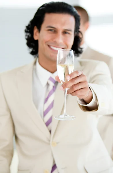 Vrolijke zakenman die houdt van een glas champagne — Stockfoto