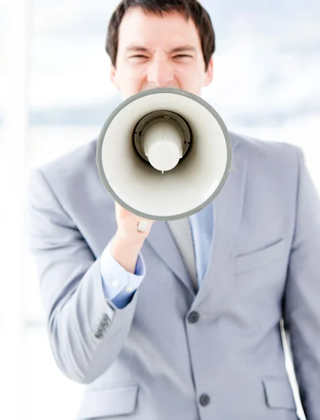 Portret van een nerveuze zakenman met een megafoon — Stockfoto